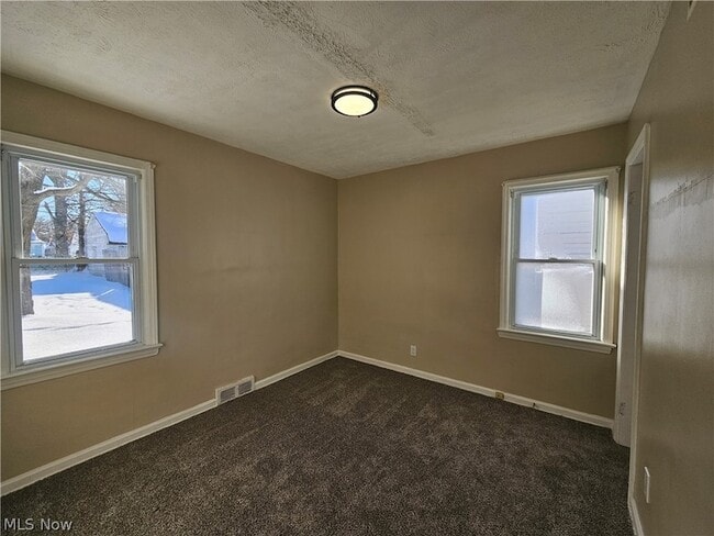 Building Photo - 2450 Greenvale Rd