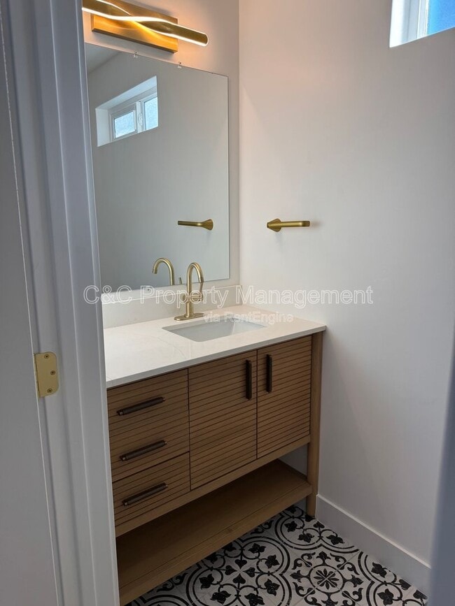 Building Photo - 727 2nd St