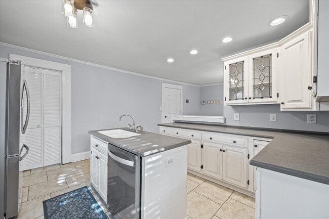 Building Photo - 512 Banks St