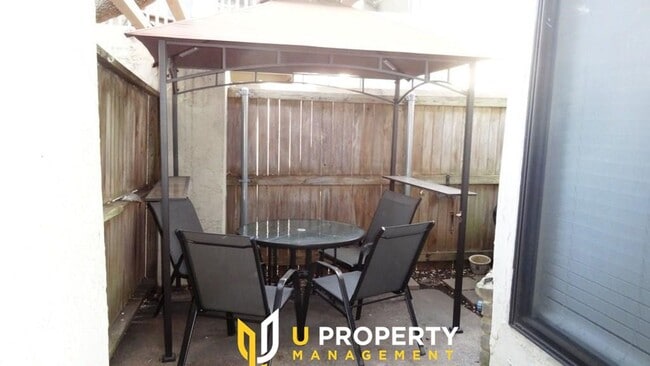 Building Photo - Spacious 2-Bed/2-Bath with High Ceilings, ...