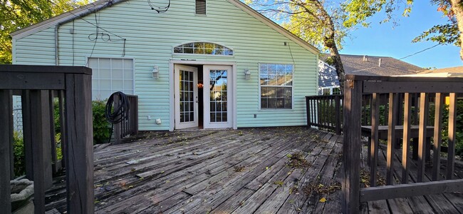 Building Photo - Updated 1940s Home with Time Period Charm