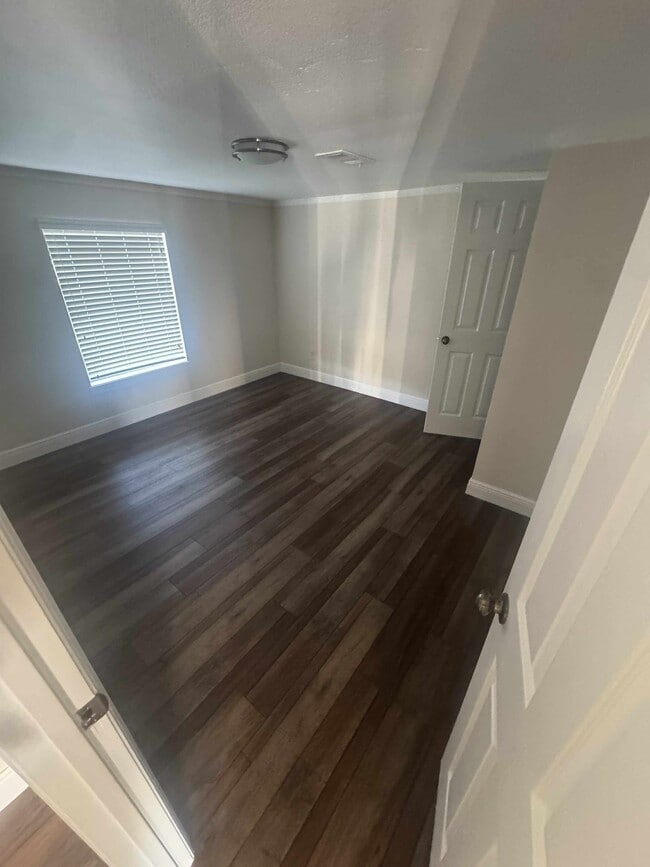 Building Photo - 2816 E Lake Rd