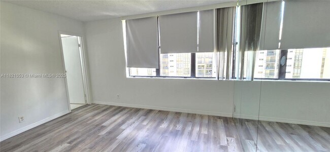 Building Photo - 17011 N Bay Rd