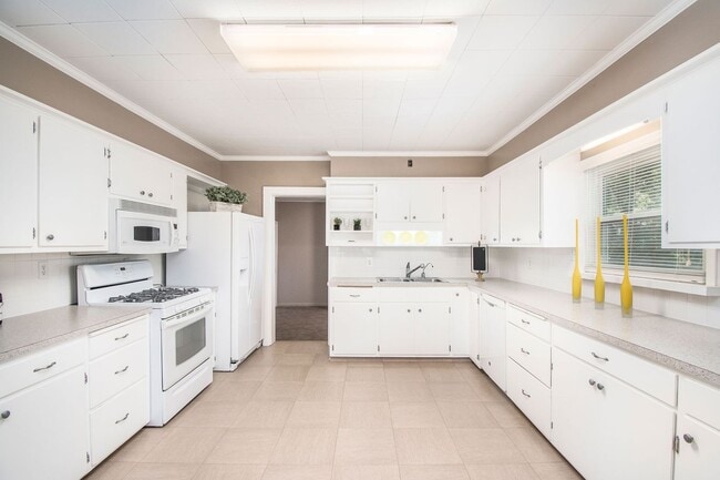 Building Photo - Adorable Millard Home