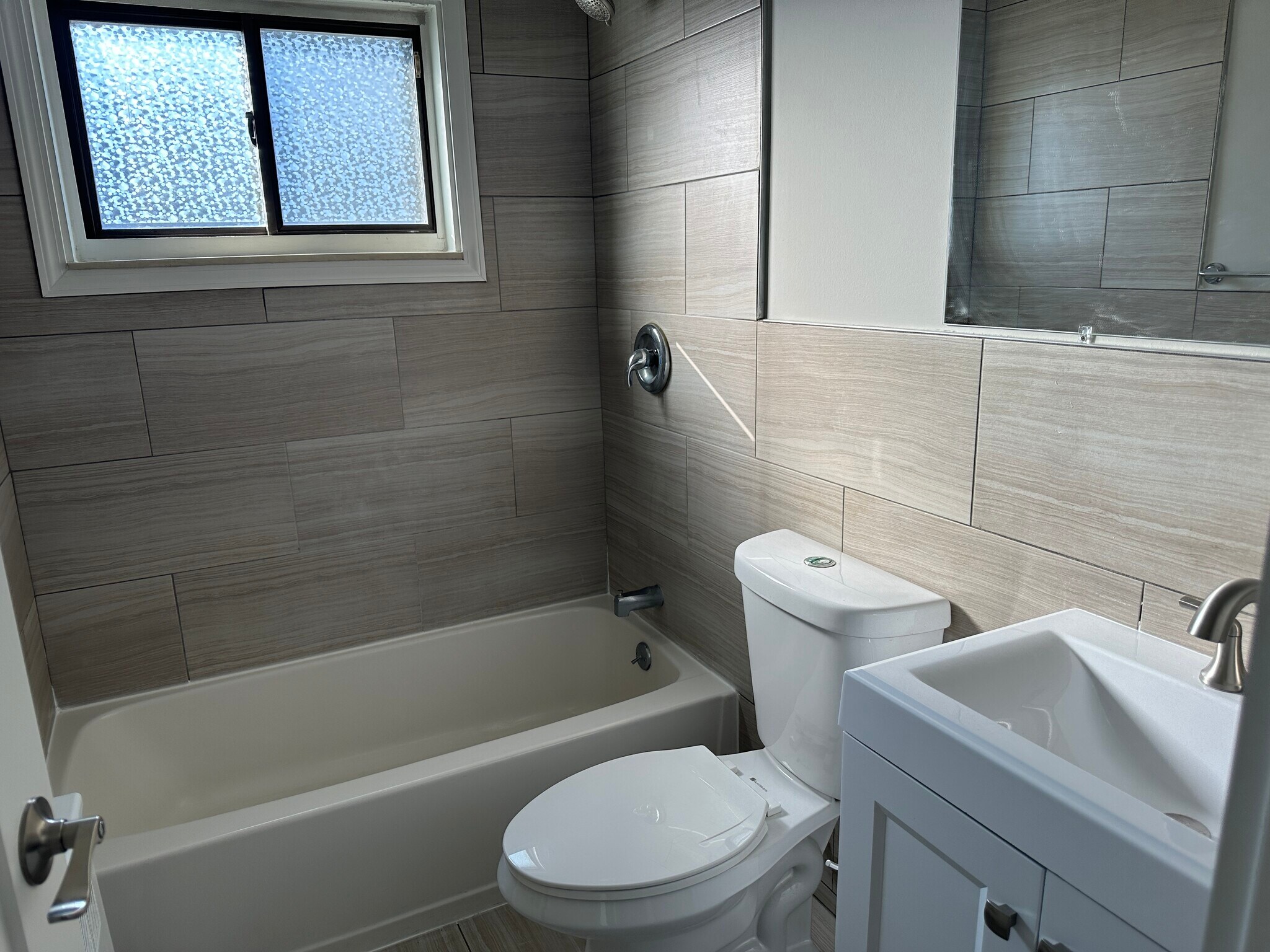 Building Photo - 137 N Center St