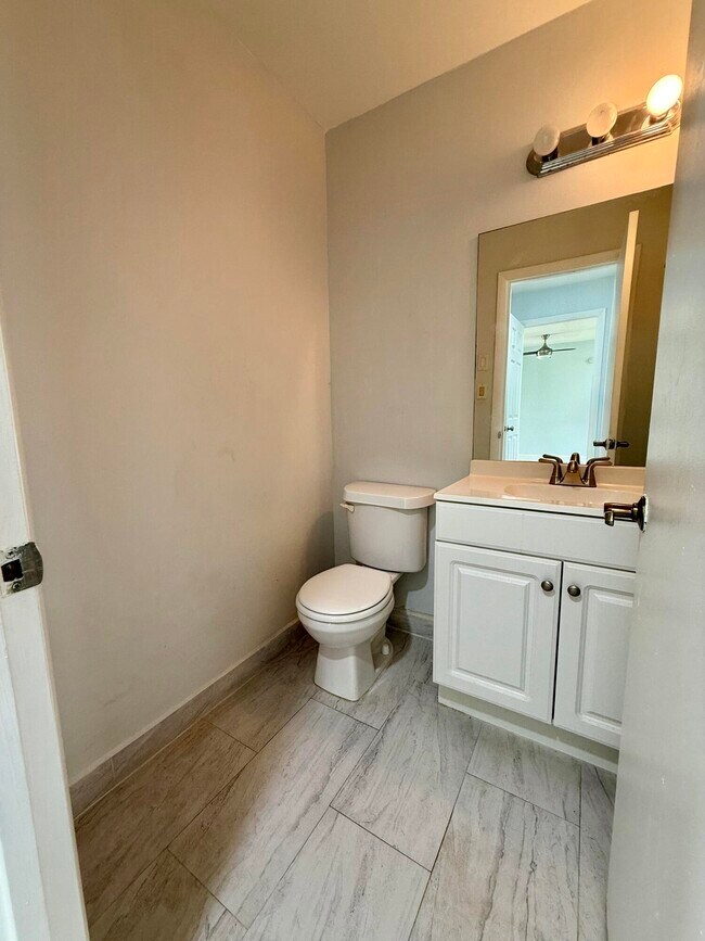 Building Photo - 9640 Oakburst Ln