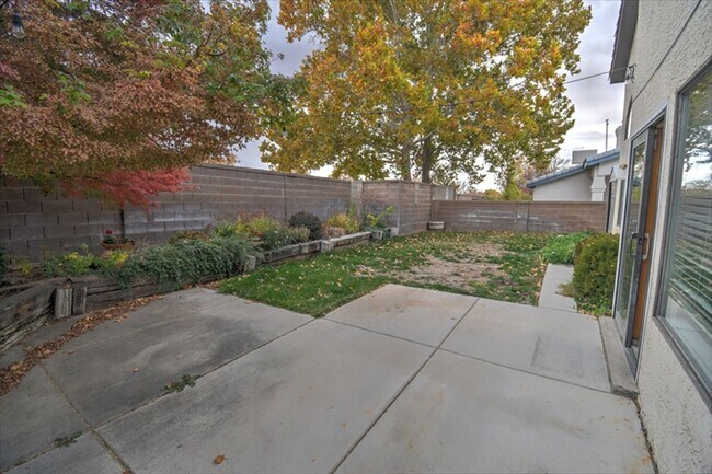 Building Photo - North Star, Desert Ridge and La Cueva School District