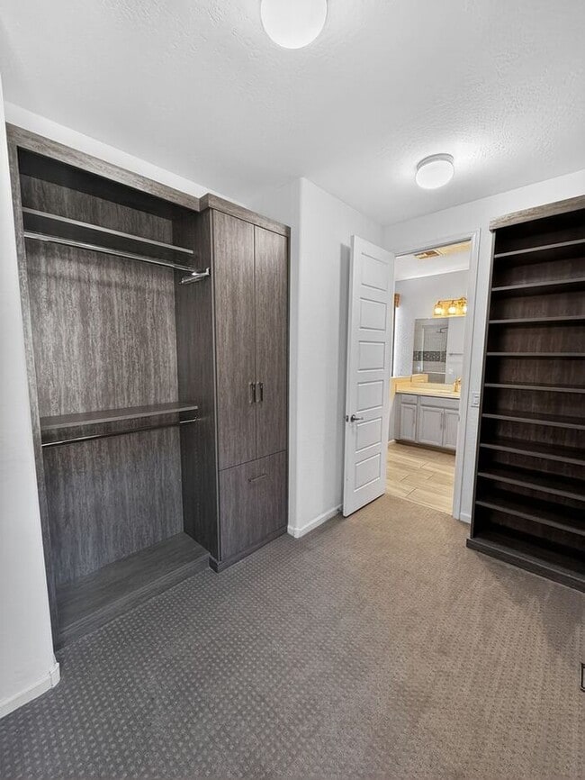 Building Photo - Stunning 5 Bed/5Bath Home in Gated Community – Over 3,100 SqFt of Modern Living -New Carpet throu...