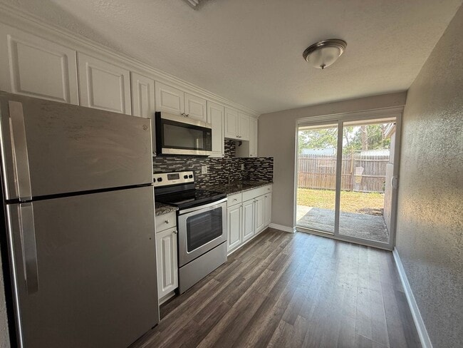 Building Photo - 2 Bedroom 1 Bath Duplex with Washer/Dryer!...