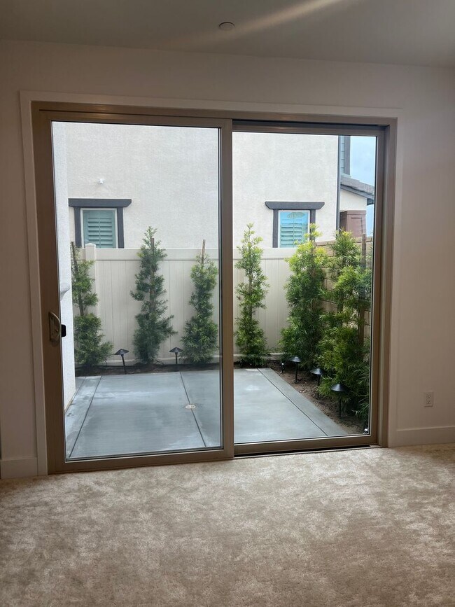 Building Photo - Camarillo - Newer 4 bedroom, 3.5 home