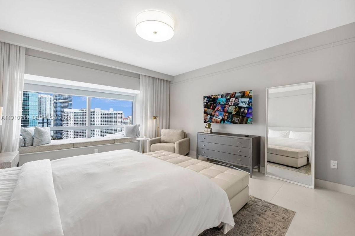 Building Photo - 1435 Brickell Ave