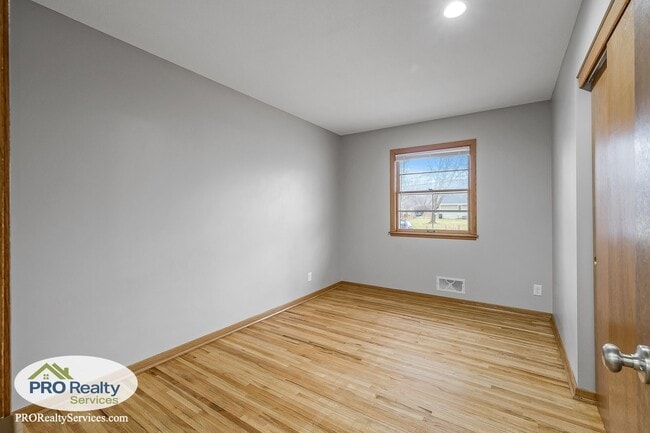 Building Photo - 3 Bedroom House on a Large Lot