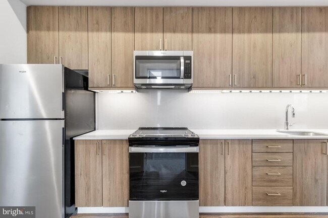 Building Photo - 525 N 41st St