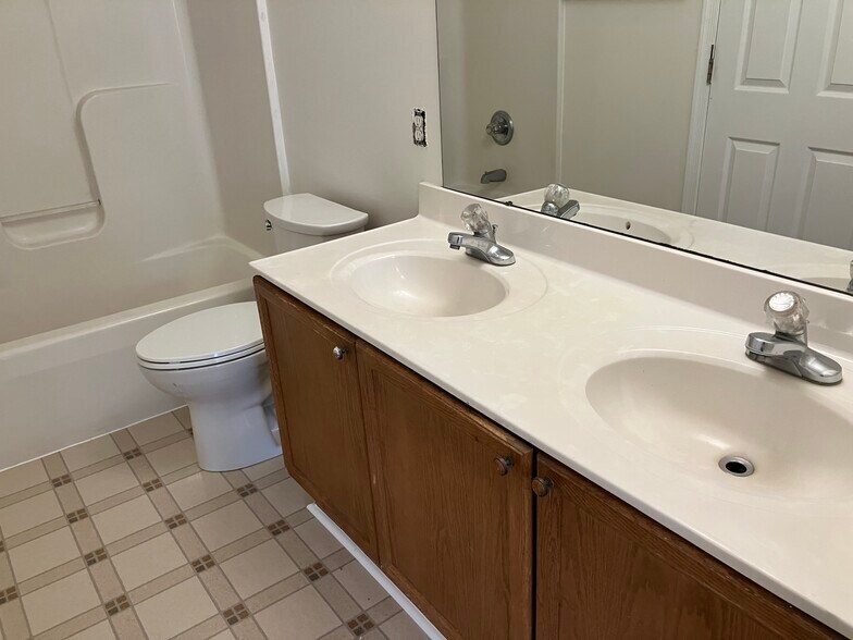 Primary bathroom - 1135 Lindsay Ln