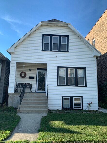 Building Photo - 4704 W Waveland Ave