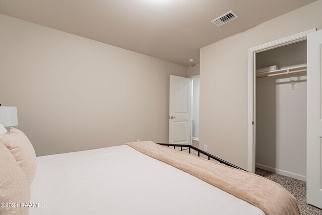 Building Photo - 407 Broussard Hl Dr