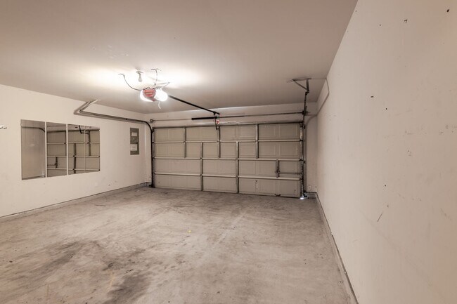 Building Photo - Charming 3-Bedroom Home in the Heart of Ho...