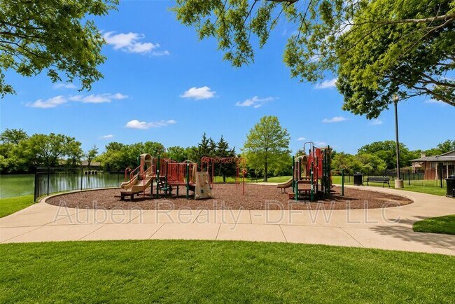 Building Photo - 1426 Ravenwood Dr