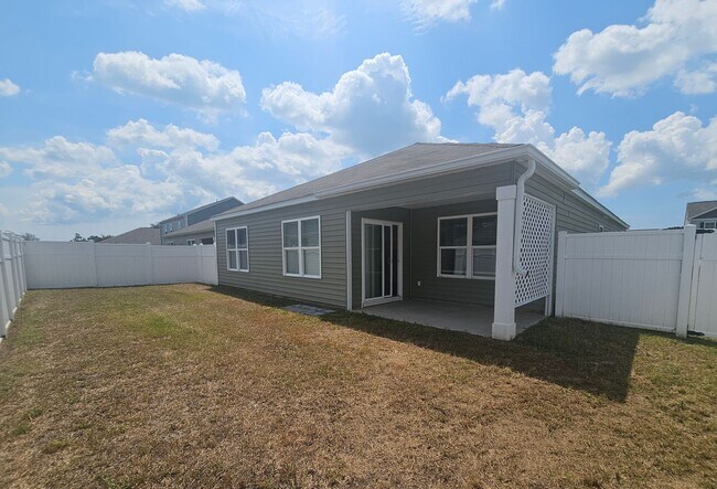 Building Photo - Beautiful 3 Bedroom Home with a Fenced Backyard