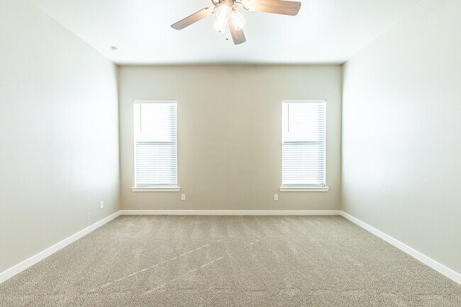 Building Photo - Beautiful 4 bed 3 bath home