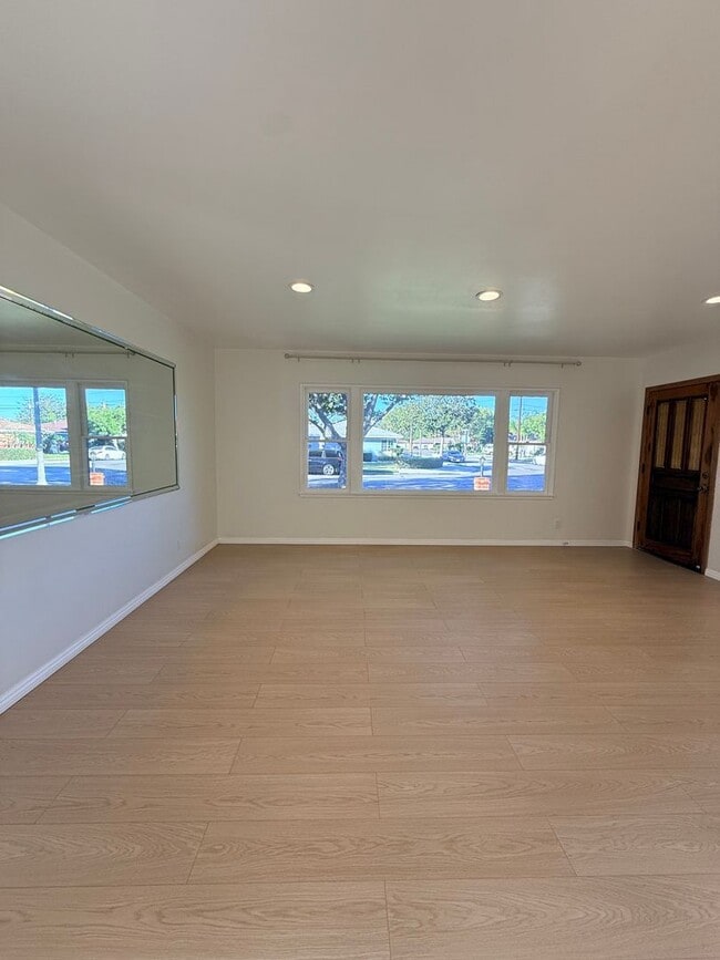 Building Photo - 3Bd House w/ HUGE Yard + RV Parking + New Appliances!