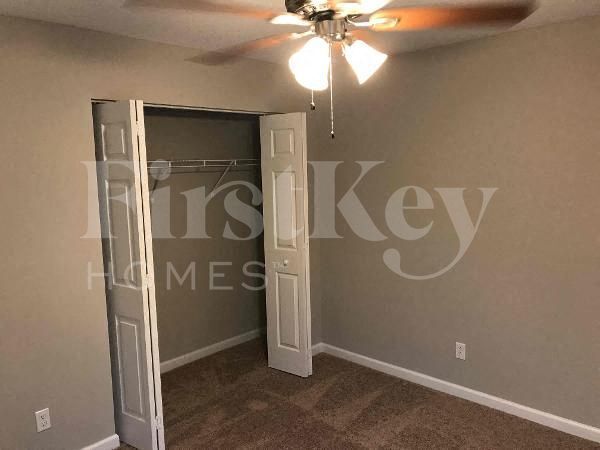 Building Photo - 931 SE Thornhill Dr