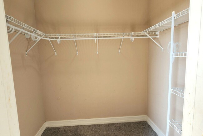 Building Photo - -NIXA- 5 bed 3 bath Home | TWO Large Maste...