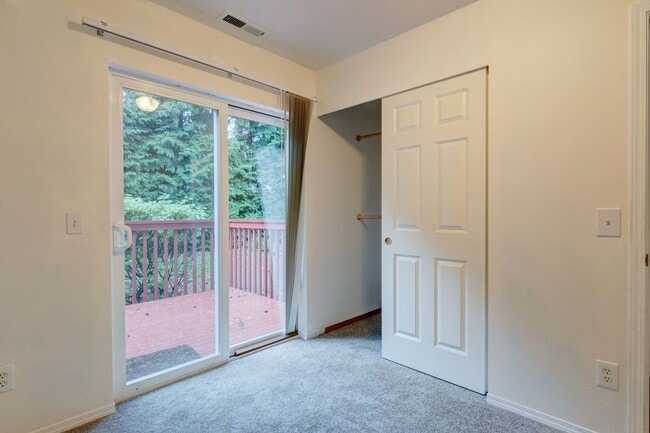 Building Photo - 3 Bedroom, 2.5 Bath Condo in Madrona Heights - Water/Sewer/Garbage included!