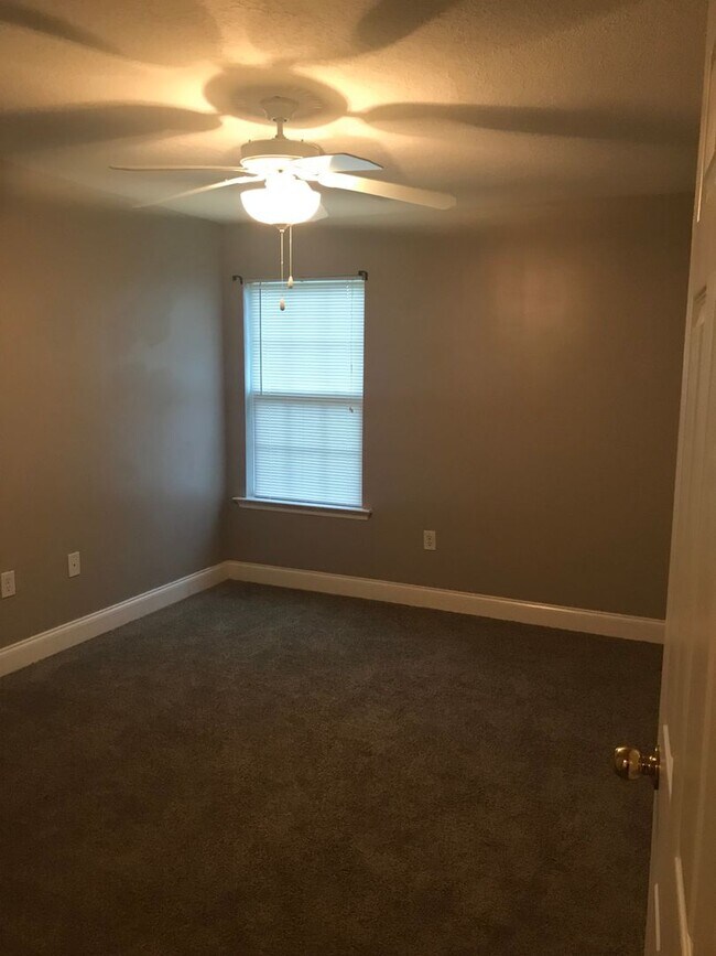 Building Photo - 3 Bedroom 2 Bath Townhome off Stevens Cree...