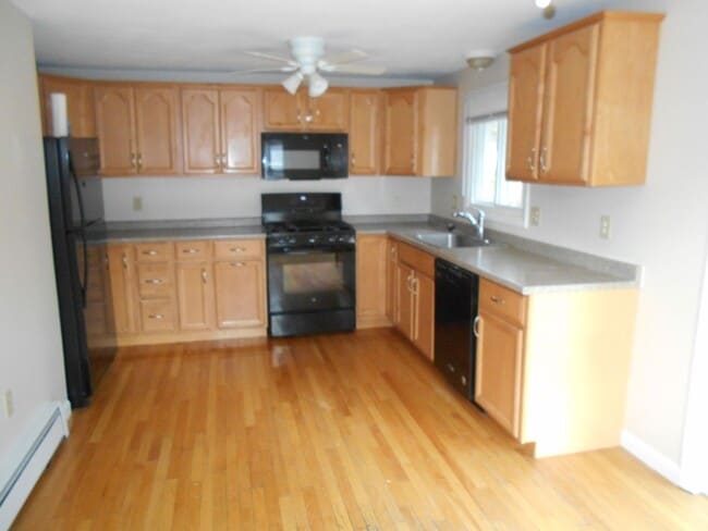 Building Photo - Derry Townhouse for Rent- 2 Bedrooms + Loft!  Available Nov 15!