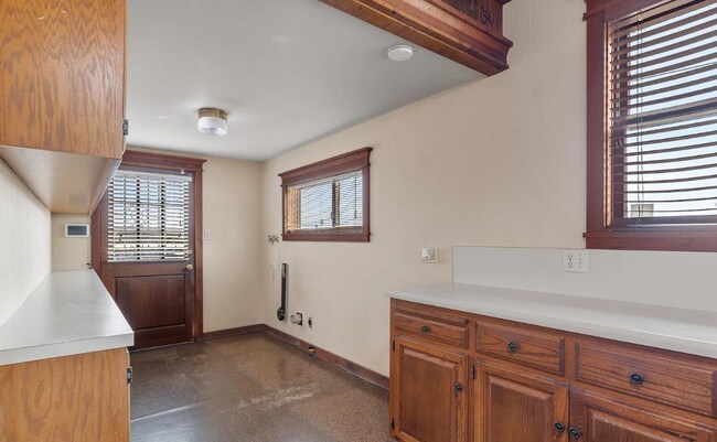 Building Photo - DNT-400 E Belle Terrace