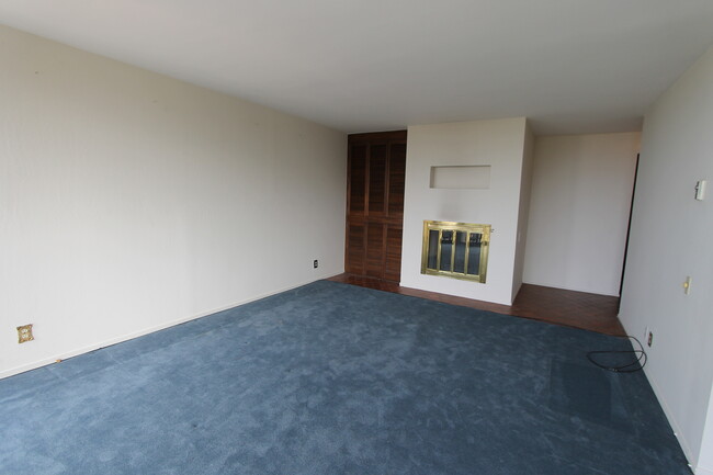 Building Photo - Epic REA: Top Floor 2 BR/2 BA Condo, Pano ...