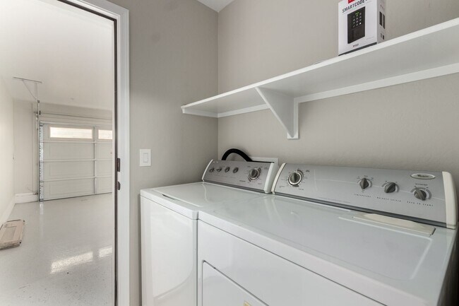 Building Photo - 3 Bed, 2 Bath in Gated Val Vista Classic