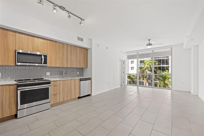 Building Photo - 2150 N Bayshore Dr