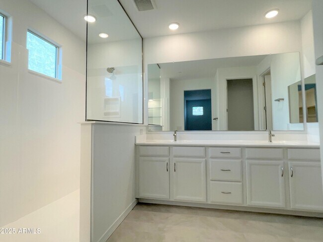 Building Photo - 13310 W Dale Ln