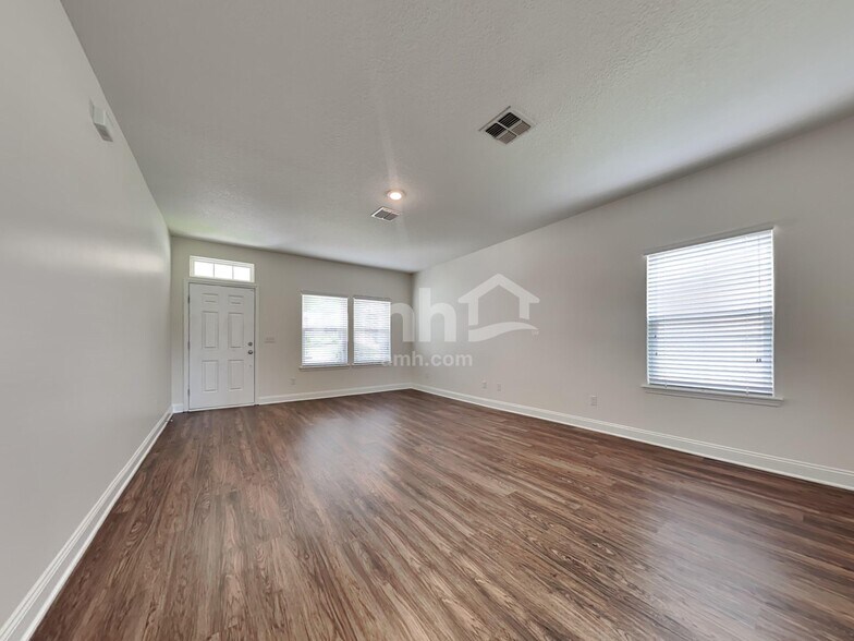 Building Photo - 3282 Roundabout Dr