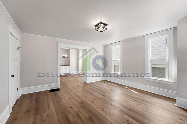 Building Photo - 606 Lafayette Ave NE