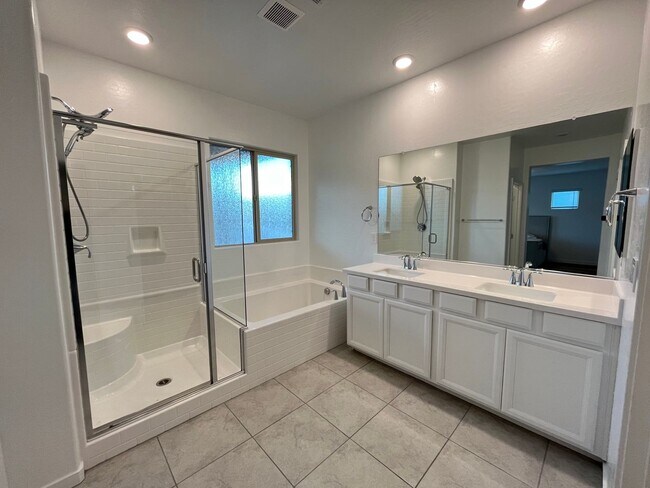 Building Photo - Stunning 3 Bedroom 3 Bathroom in Summerlin...