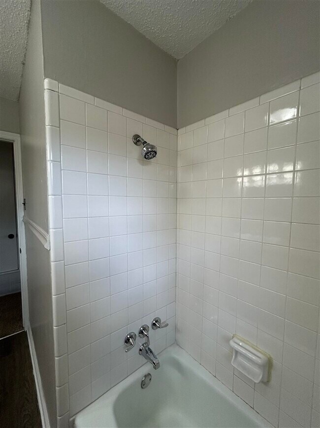 Building Photo - 6428 NW Arrowhead Dr