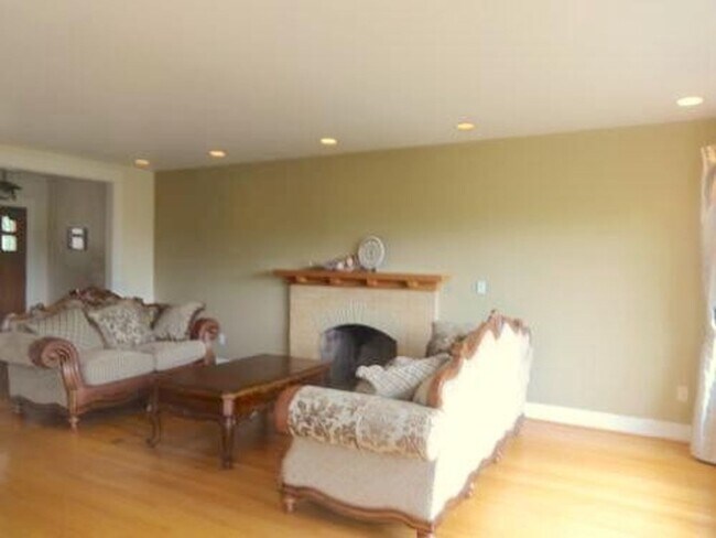 Building Photo - Spacious 3-Level Home Overlooking Magnuson...