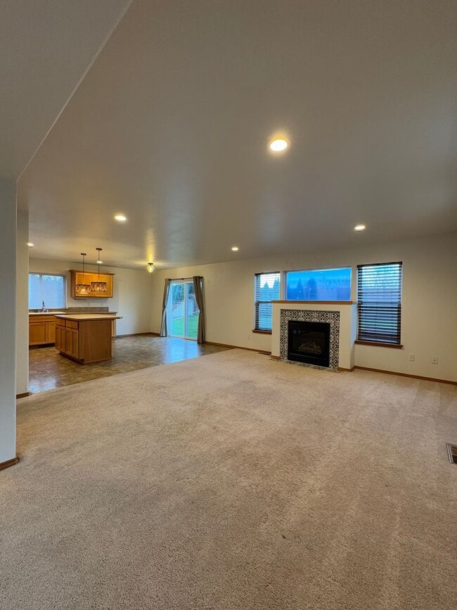 Building Photo - Beautiful Rental with Oversized Yard & Open Layout