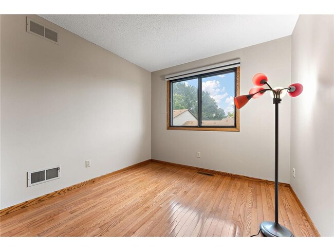 Building Photo - 560 Donegal Cir
