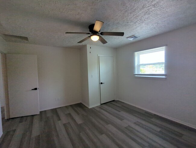 Building Photo - 2015 Duncan Ave