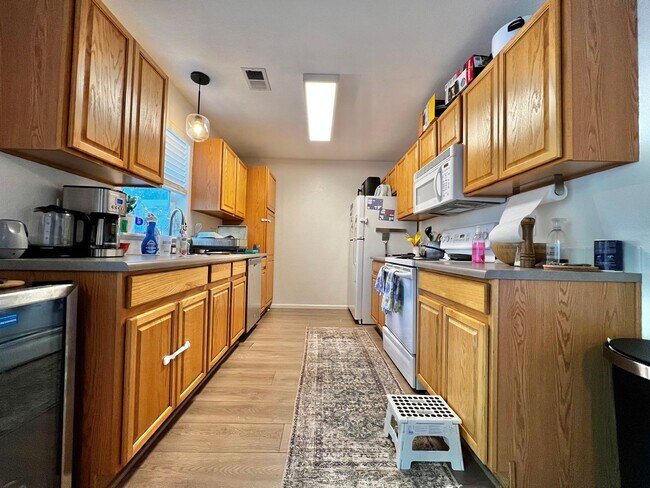 Building Photo - Fantastic 3 Bed 2.5 Bath Townhome in Water...
