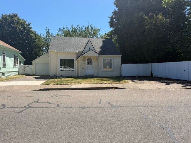 Building Photo - 2 Bedroom with a garage with Large fenced yard!
