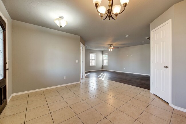 Building Photo - Move in Special !! $250 Off your First Full Month Rent! Beautiful Large 4BD/2BTH Home Near Tinker...