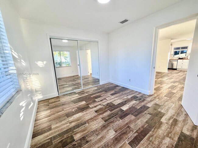 Building Photo - 927 SW 12th Ave