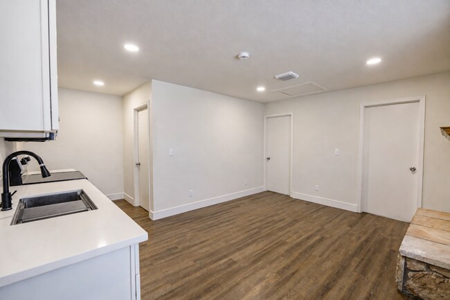 Building Photo - 8840 San Vicente Ave