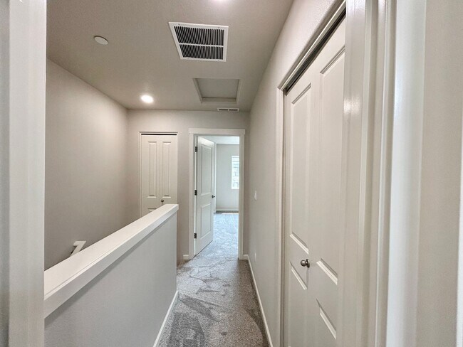 Building Photo - Stunning 2 Bed, 2.5 Bath Craftsman Townhome with Community Amenities!