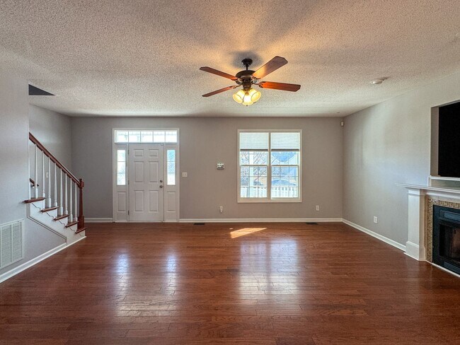 Building Photo - Beautiful 4 Bed 2.5 Bath Home with Fenced Backyard